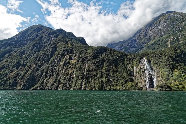 Une image contenant montagne, extérieur, nature, eau

Description générée automatiquement